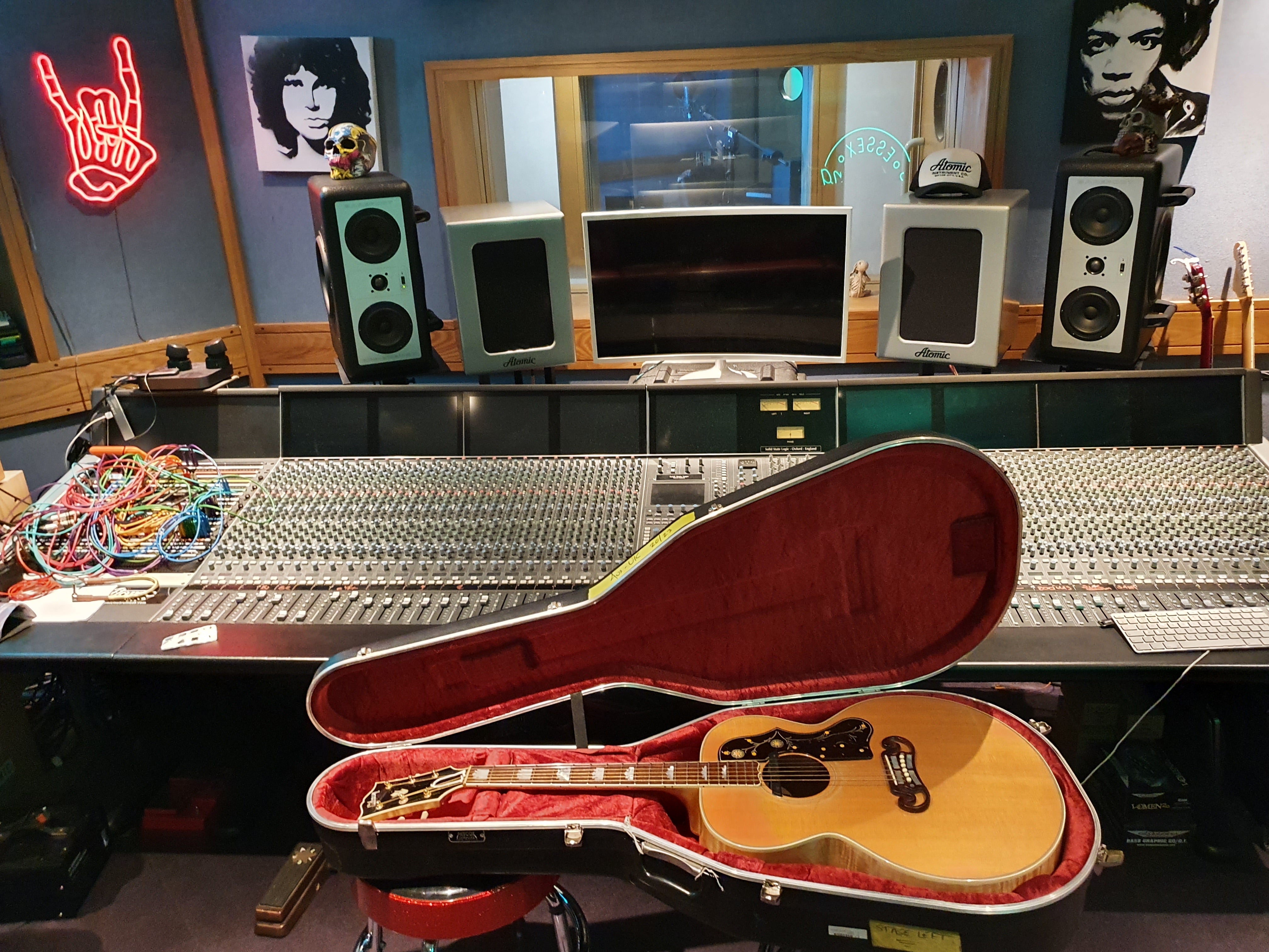 Gibson SJ-200 Guitar Owned By The Darkness Christmas Time Music Video!