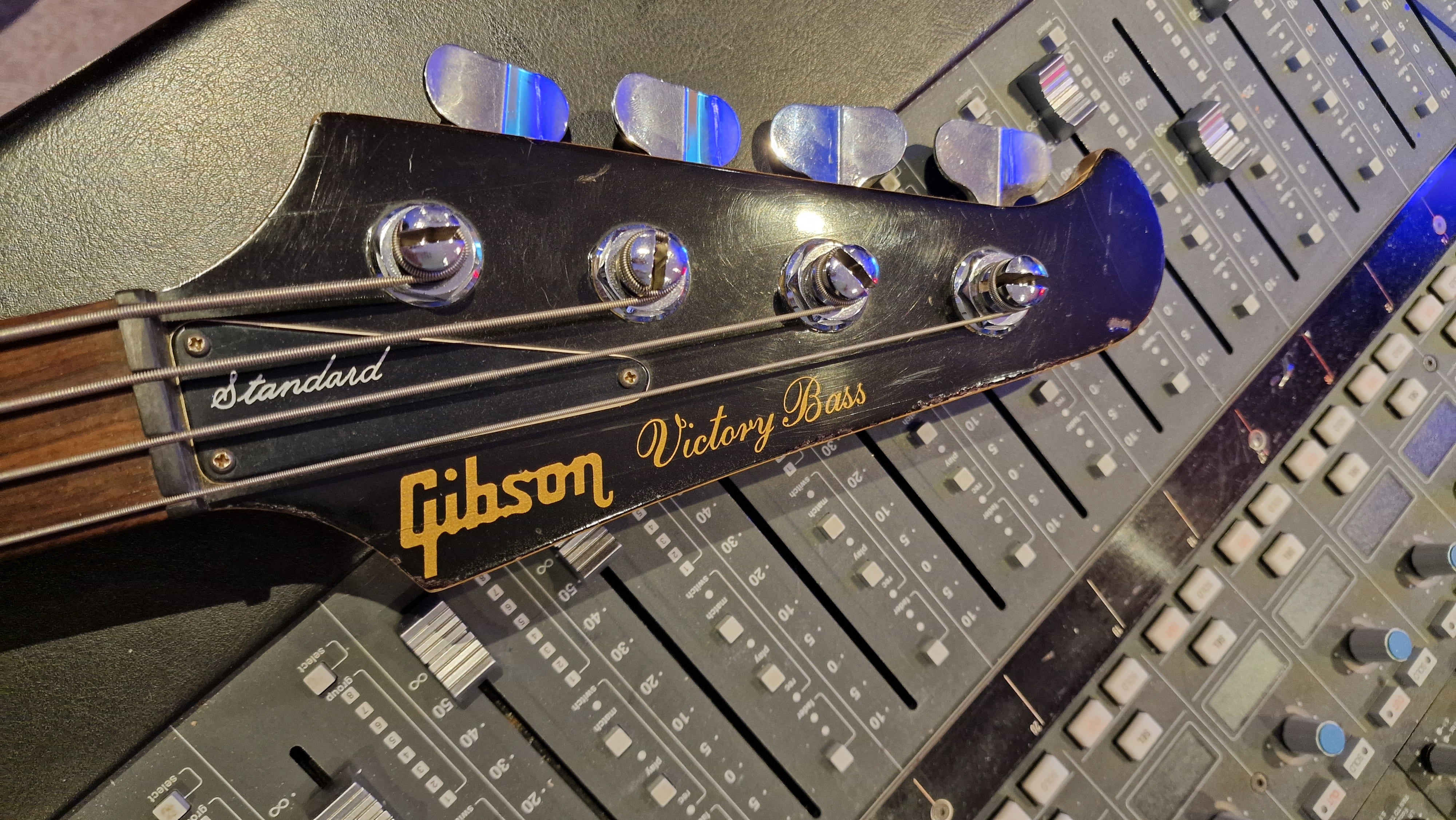 Gibson Victory Bass 1981 Vintage 4-String USA Kahler Tremolo Natural Thunderbird Headstock