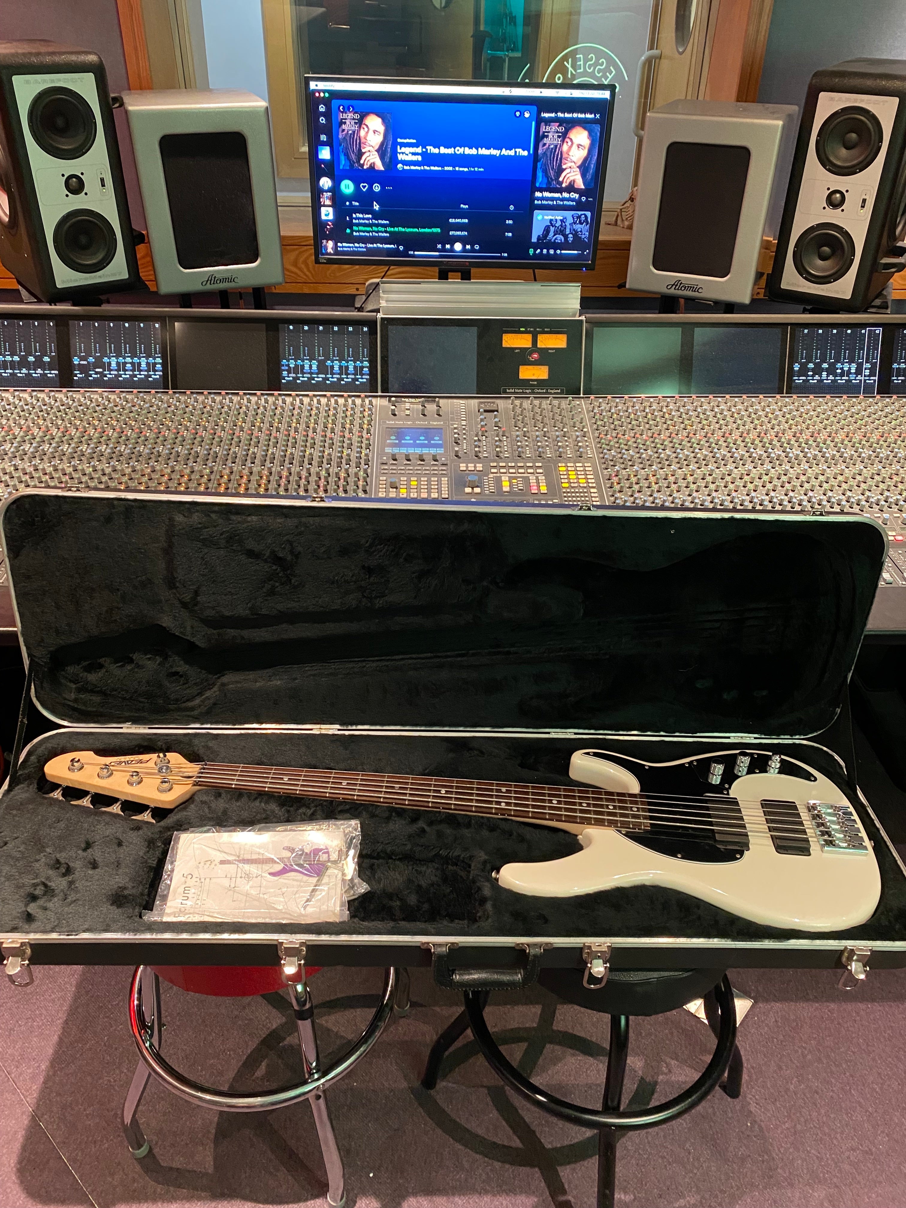 Peavey Forum 5 String USA American HH Bass Guitar Olympic White Rosewood Fretboard