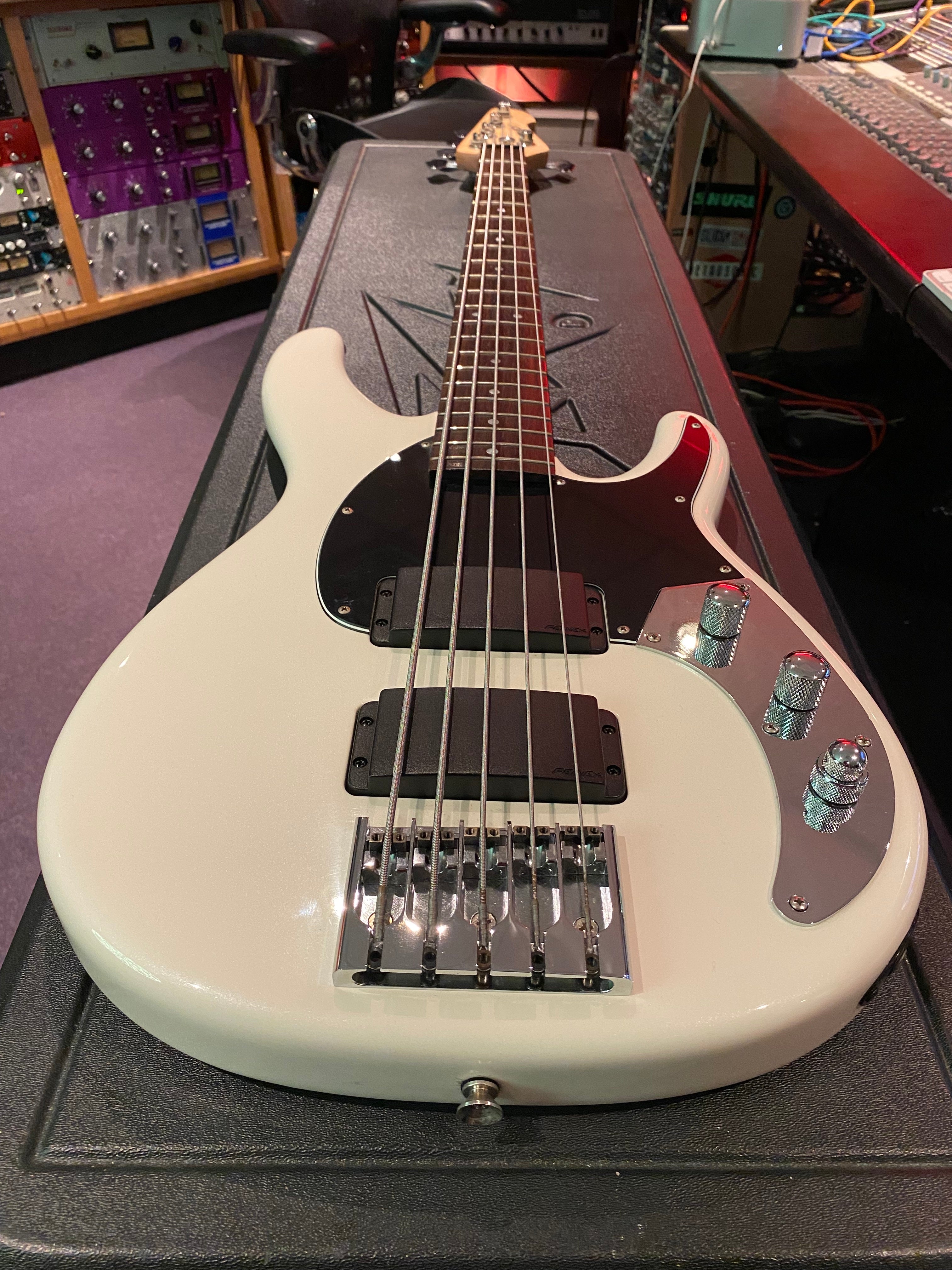 Peavey Forum 5 String USA American HH Bass Guitar Olympic White Rosewood Fretboard