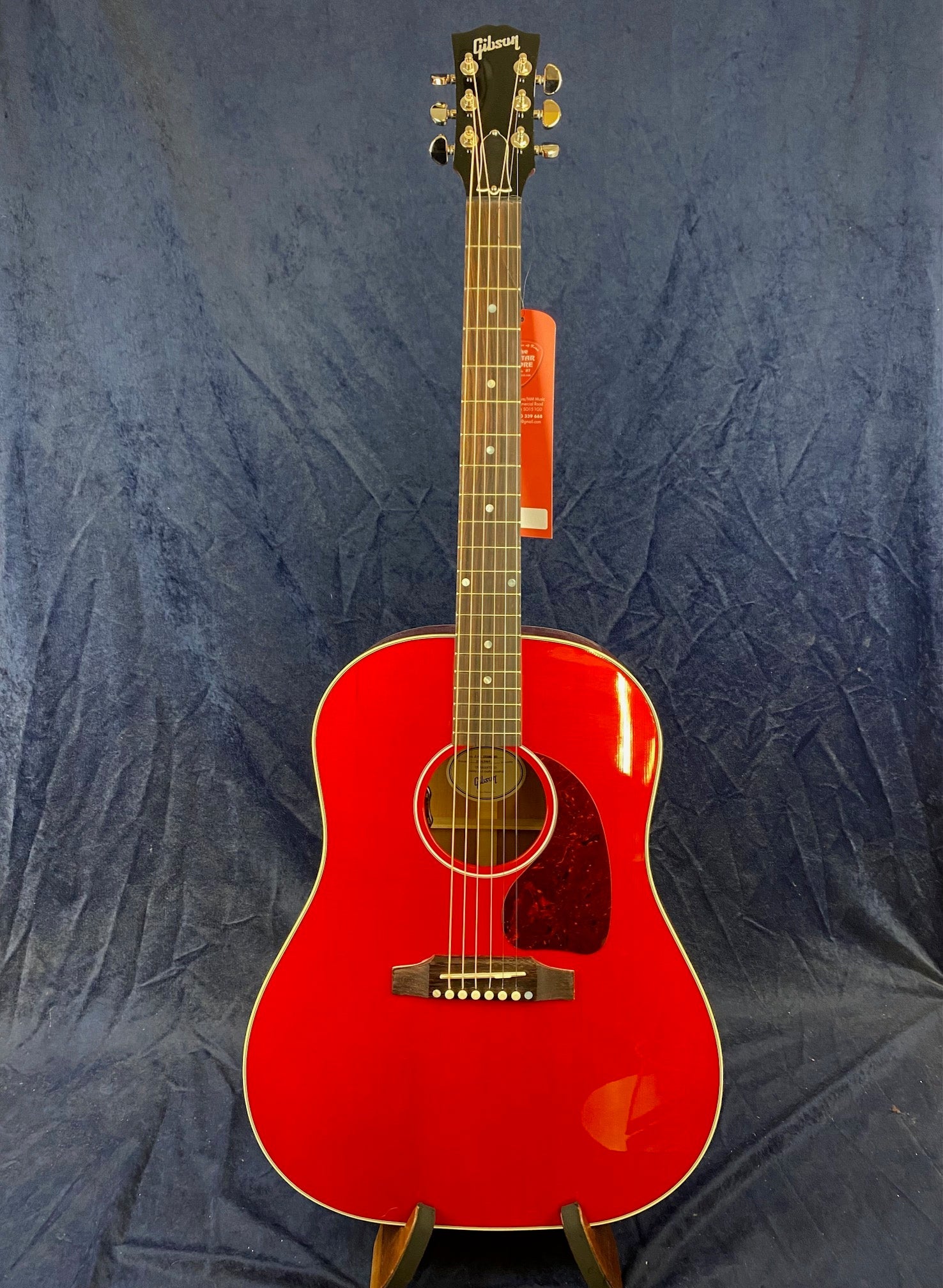 Gibson J-45 Standard in Cherry