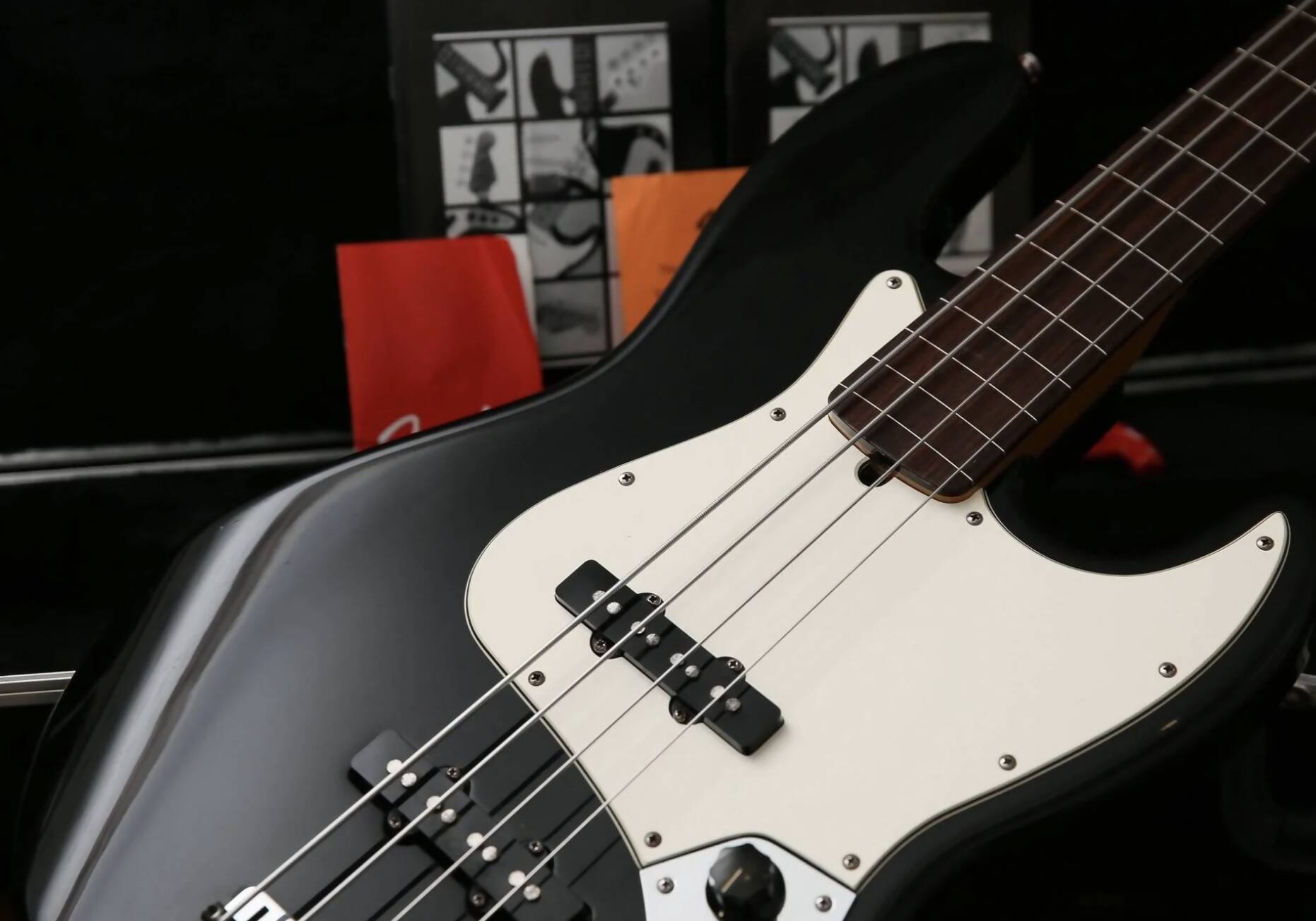 1999 Fender American Standard Fretless Jazz Bass Black & Red Label Case