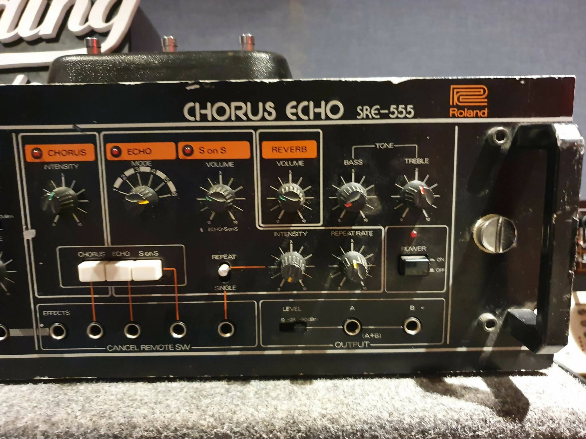 Roland Chorus Echo SRE-555 + Footswitch - Famous Artist Owned by The Darkness